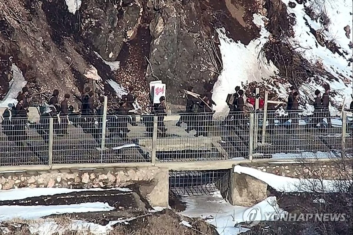 軍, 동부전선 MDL 침범 북한군에 경고사격…올해 들어 첫 사례 사진 1
