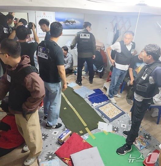 "집이 아니라 하우스였네"…수천만원대 도박판 벌인 26명 검거 사진 1